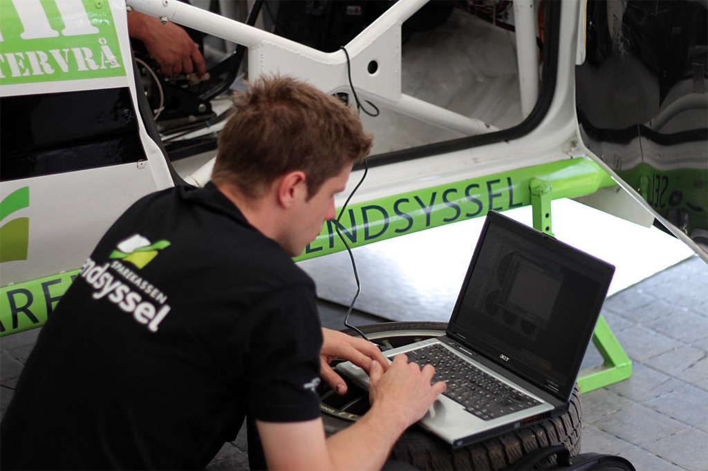 Teamets autoteknolog Jensole, udelukkede hurtigt elektroniske problemer. Efterfølgende udskiftedes alle 4 tændrør og der blev samtidig monteret en ny benzinpumpe. Så ville Clioen spise ilt igen.
(Foto: Kim Lauritsen)